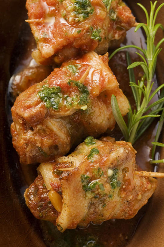 无人,竖图,俯视,室内,特写,白天,餐桌,桌子,蔬菜,西红柿,餐具,三块,阴影,新鲜,反射,碟子,盘,影子,调料,酱料,酱汁,肉,佐料,食品,调味品,调味料,猪肉,酱,肉类,食物,一个,红色,盘子,碟,摄影,有机食品,绿色食品,影棚,单个,餐台,迷迭香,肉食,豚肉,海洋之露,番茄,彩图,高角度拍摄,影棚拍摄,拍摄