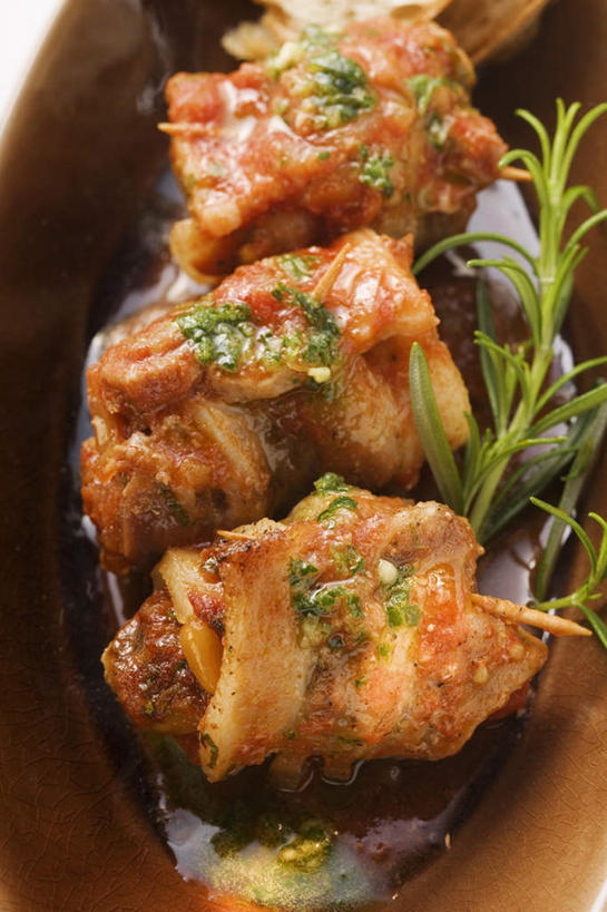 无人,竖图,俯视,室内,特写,白天,白色背景,餐桌,桌子,蔬菜,西红柿,餐具,三块,阴影,新鲜,反射,碟子,盘,影子,调料,酱料,酱汁,肉,佐料,食品,调味品,调味料,猪肉,酱,肉类,食物,一个,红色,盘子,碟,摄影,有机食品,绿色食品,影棚,单个,餐台,迷迭香,肉食,豚肉,海洋之露,番茄,彩图,高角度拍摄,影棚拍摄,拍摄