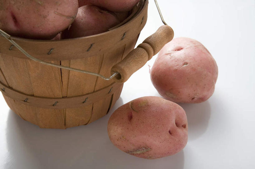 无人,交叉,横图,俯视,室内,特写,白天,白色背景,餐桌,桌子,竹子,蔬菜,土豆,一堆,许多,阴影,堆叠,堆积,竹制,新鲜,编织,反射,篮子,影子,食品,食物,一个,竹篮,摄影,有机食品,绿色食品,影棚,单个,餐台,竹条,堆,交织,竹制品,馍馍蛋,穿插,洋芋,山药蛋,马铃薯,彩图,高角度拍摄,影棚拍摄,拍摄