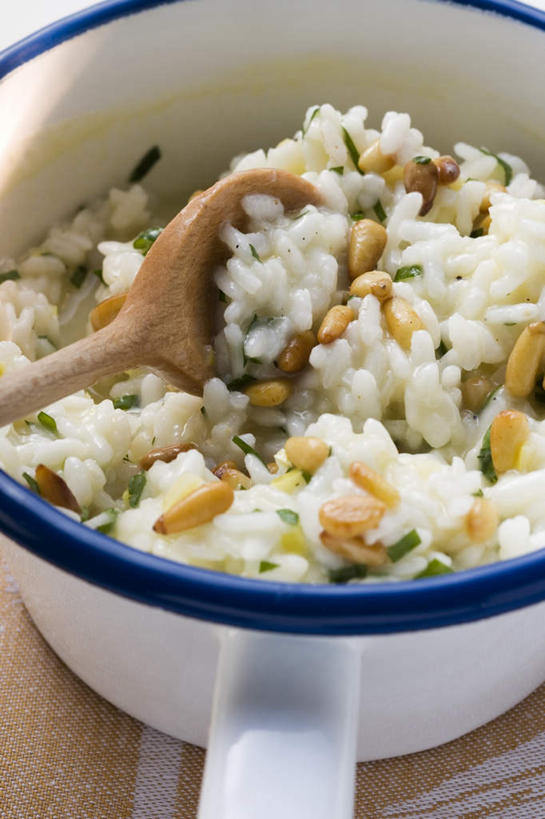 无人,竖图,俯视,室内,特写,白天,烹饪,西餐,餐桌,桌子,柠檬,水果,阴影,新鲜,反射,影子,勺子,陶瓷,谷类,谷物,生食,料理,食品,果实,陶瓷制品,米,大米,松子,松子仁,菜肴,美食,食物,一个,容器,调羹,汤匙,碗,西式,摄影,佳肴,有机食品,绿色食品,影棚,单个,餐台,储藏,松仁,储存,松籽仁,益母果,柠果,彩图,高角度拍摄,影棚拍摄,拍摄,贮存