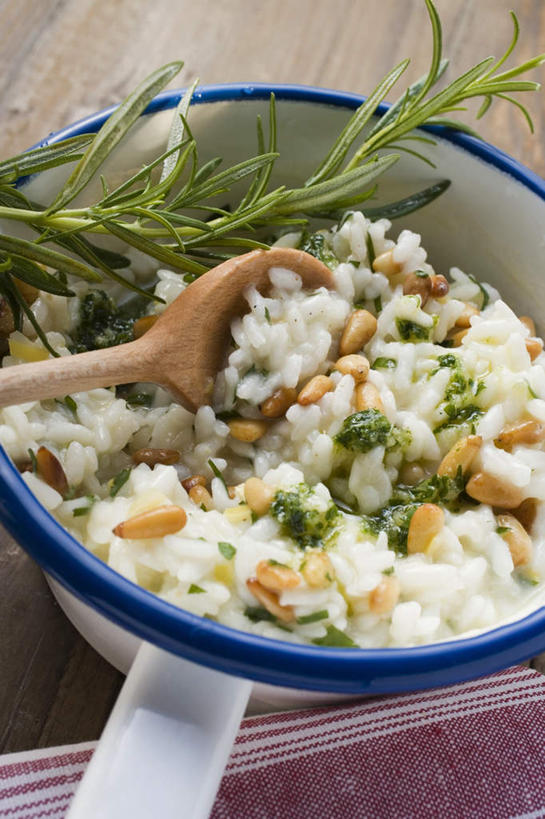 无人,竖图,俯视,室内,特写,白天,烹饪,西餐,餐桌,桌子,柠檬,水果,阴影,新鲜,反射,布料,影子,勺子,陶瓷,调味,谷类,谷物,生食,香料,佐料,料理,食品,果实,陶瓷制品,米,布纹,大米,松子,松子仁,菜肴,美食,桌布,食物,一个,餐巾,容器,调羹,台布,汤匙,碗,西式,摄影,佳肴,有机食品,绿色食品,影棚,单个,餐台,储藏,迷迭香,配料,松仁,储存,海洋之露,作料,松籽仁,益母果,柠果,彩图,高角度拍摄,影棚拍摄,拍摄,贮存