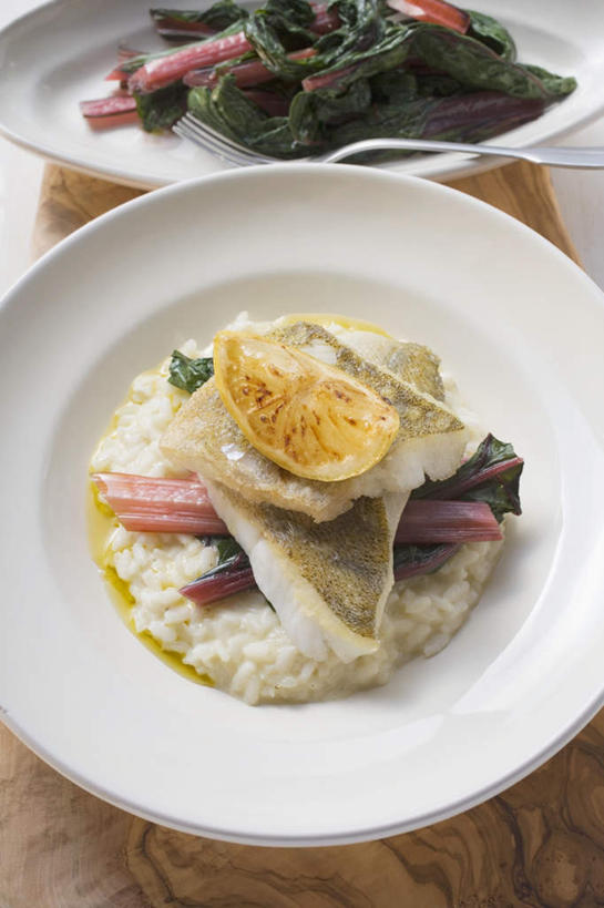 无人,竖图,俯视,室内,特写,白天,烹饪,西餐,餐桌,桌子,柑橘,蔬菜,餐具,水果,阴影,新鲜,反射,碟子,盘,影子,谷类,谷物,肉,鱼肉,料理,食品,米,大米,菜肴,美食,肉类,食物,两个,白色,盘子,碟,西式,摄影,佳肴,有机食品,绿色食品,影棚,餐台,肉食,牛皮菜,厚皮菜,厚合菜,莙达菜,莙荙菜,根达菜,恭菜,观达菜,橘子,桔子,橙子,橙,彩图,高角度拍摄,影棚拍摄,拍摄