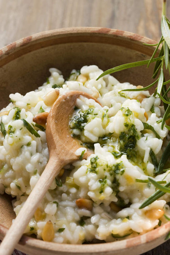 无人,竖图,俯视,室内,特写,白天,烹饪,西餐,餐桌,桌子,柠檬,水果,阴影,新鲜,反射,木制,影子,勺子,陶瓷,调味,谷类,谷物,生食,香料,佐料,料理,食品,果实,陶瓷制品,米,大米,松子,松子仁,菜肴,美食,食物,一个,木制品,容器,调羹,汤匙,碗,西式,摄影,佳肴,有机食品,绿色食品,影棚,单个,餐台,储藏,迷迭香,配料,松仁,储存,海洋之露,作料,松籽仁,益母果,柠果,彩图,高角度拍摄,影棚拍摄,拍摄,贮存