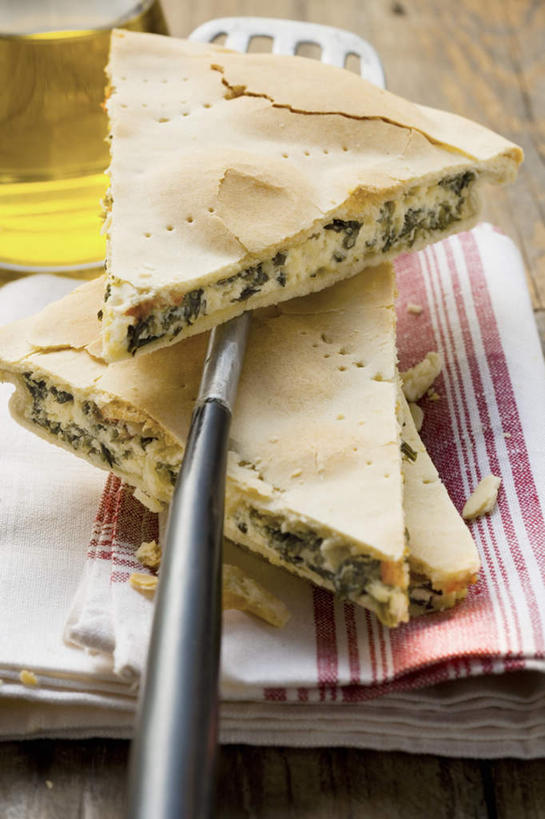 奶酪,无人,竖图,俯视,室内,特写,白天,餐桌,桌子,菠菜,蔬菜,三块,一把,阴影,新鲜,反射,布料,铲子,壶,影子,食用油,干酪,橄榄油,起司,食品,芝士,营养,布纹,水壶,桌布,食物,餐巾,茶壶,容器,台布,乳酪,摄影,有机食品,绿色食品,影棚,餐台,乳制品,薄饼,发酵,鹦鹉菜,鼠根菜,角菜,红嘴绿鹦哥,赤根菜,菠薐菜,波斯草,彩图,高角度拍摄,影棚拍摄,拍摄