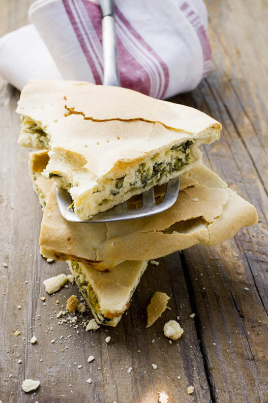 奶酪,无人,竖图,俯视,室内,特写,白天,餐桌,桌子,菠菜,蔬菜,三块,一把,阴影,新鲜,反射,布料,铲子,影子,干酪,起司,食品,芝士,营养,布纹,桌布,食物,餐巾,台布,乳酪,摄影,有机食品,绿色食品,影棚,餐台,乳制品,薄饼,发酵,碎屑,鹦鹉菜,鼠根菜,角菜,红嘴绿鹦哥,赤根菜,菠薐菜,波斯草,彩图,高角度拍摄,影棚拍摄,拍摄