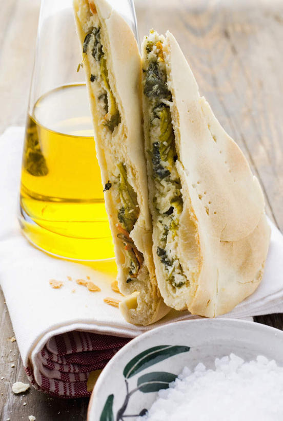 奶酪,无人,竖图,俯视,室内,特写,白天,餐桌,桌子,菠菜,蔬菜,餐具,两块,阴影,新鲜,反射,布料,碟子,壶,盘,影子,食用油,干酪,橄榄油,起司,食品,芝士,营养,布纹,水壶,桌布,食物,盘子,餐巾,茶壶,容器,碟,台布,乳酪,摄影,有机食品,绿色食品,影棚,餐台,乳制品,薄饼,发酵,鹦鹉菜,鼠根菜,角菜,红嘴绿鹦哥,赤根菜,菠薐菜,波斯草,彩图,高角度拍摄,影棚拍摄,拍摄