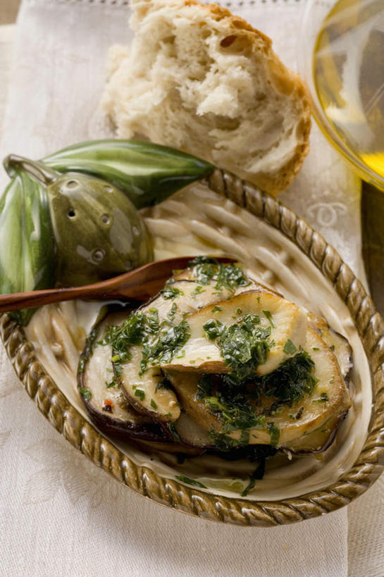 点心,面包,无人,竖图,俯视,室内,特写,白天,烹饪,西餐,餐桌,桌子,蔬菜,餐具,阴影,新鲜,反射,碟子,壶,盘,影子,菌菇,蘑菇,调料,酱料,酱汁,食用油,佐料,橄榄油,料理,食品,面点,调味品,调味料,菌类,酱,菜肴,美食,中药,水壶,食物,糕点,盘子,茶壶,容器,碟,食用菌,西式,摄影,佳肴,有机食品,绿色食品,影棚,餐台,药材,牛肝菌,中药材,美味牛肝菌,大脚菇,彩图,高角度拍摄,影棚拍摄,拍摄