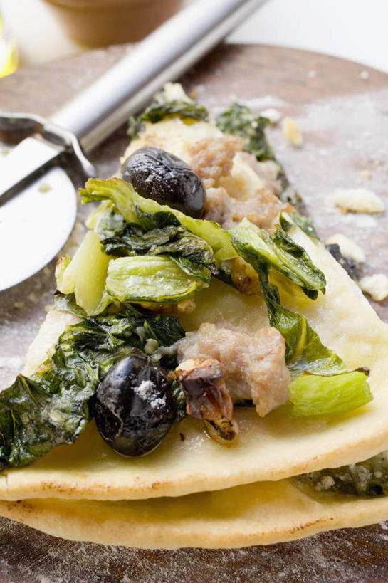 无人,竖图,俯视,室内,特写,白天,烹饪,西餐,餐桌,桌子,蔬菜,阴影,朦胧,模糊,新鲜,反射,木制,影子,肉,鱼肉,料理,食品,披萨,匹萨,案板,刀具,鲔鱼,金枪鱼,菜肴,美食,肉类,砧板,食物,木制品,刀,快餐,西式,摄影,佳肴,有机食品,绿色食品,影棚,餐台,吞拿鱼,比萨,肉食,西式快餐,垃圾食品,牛皮菜,意大利薄饼,厚皮菜,厚合菜,莙达菜,莙荙菜,根达菜,恭菜,观达菜,披萨刀,比萨刀,比萨轮刀,轮刀,匹萨刀,匹萨轮刀,彩图,高角度拍摄,影棚拍摄,拍摄,披萨轮刀