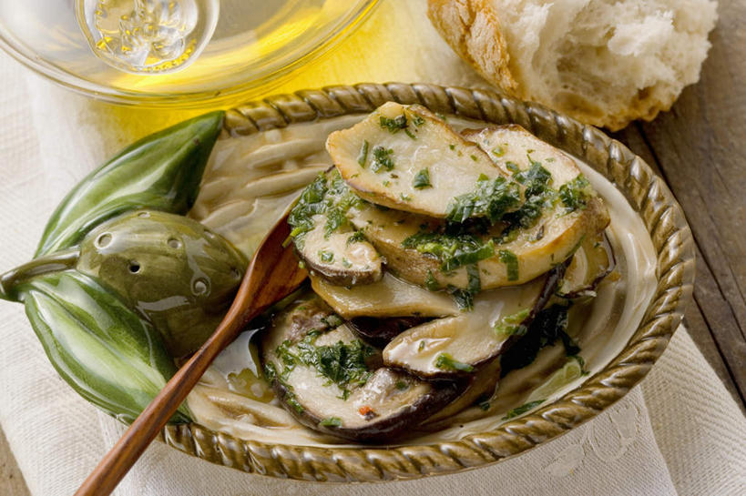 点心,面包,无人,横图,俯视,室内,特写,白天,烹饪,西餐,餐桌,桌子,蔬菜,餐具,阴影,新鲜,反射,碟子,壶,盘,影子,菌菇,蘑菇,调料,酱料,酱汁,食用油,佐料,橄榄油,料理,食品,面点,调味品,调味料,菌类,酱,菜肴,美食,中药,水壶,食物,糕点,盘子,茶壶,容器,碟,食用菌,西式,摄影,佳肴,有机食品,绿色食品,影棚,餐台,药材,牛肝菌,中药材,美味牛肝菌,大脚菇,彩图,高角度拍摄,影棚拍摄,拍摄