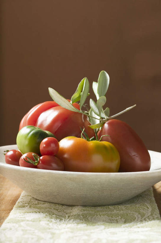 无人,竖图,俯视,室内,特写,白天,植物,桌面,桌子,蔬菜,西红柿,小番茄,叶子,纺织品,阴影,新鲜,反射,木制,布,纹理,影子,陶瓷,食品,绿叶,陶瓷制品,织物,食物,一个,绿色,木制品,容器,碗,嫩叶,有机食品,绿色食品,单个,储藏,布匹,储存,肌理,卡其布,小西红柿,樱桃小番茄,珍珠小番茄,叶,叶片,叶脉,樱桃番茄,圣女果,番茄,彩图,高角度拍摄,贮存