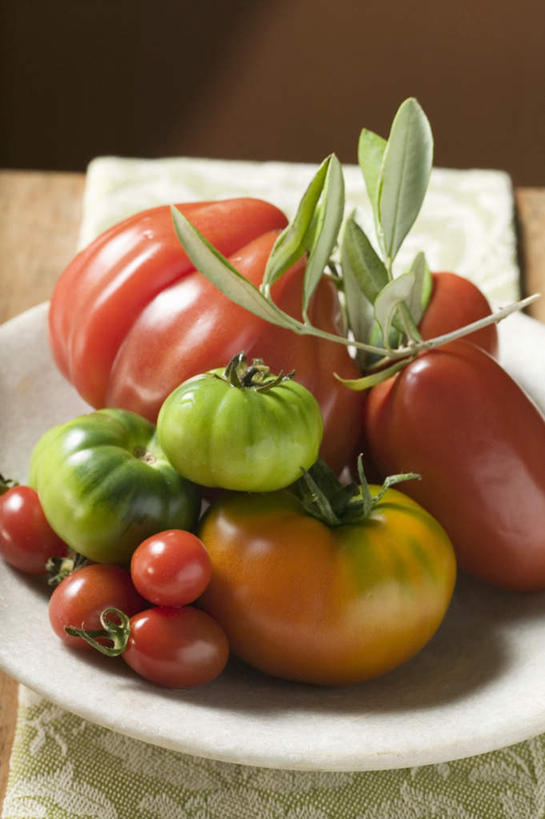 无人,竖图,俯视,室内,特写,白天,植物,桌面,桌子,蔬菜,西红柿,小番茄,叶子,纺织品,阴影,新鲜,反射,木制,布,纹理,影子,陶瓷,食品,绿叶,陶瓷制品,织物,食物,一个,绿色,木制品,容器,碗,嫩叶,有机食品,绿色食品,单个,储藏,布匹,储存,肌理,卡其布,小西红柿,樱桃小番茄,珍珠小番茄,叶,叶片,叶脉,樱桃番茄,圣女果,番茄,彩图,高角度拍摄,贮存