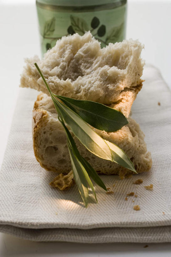 点心,面包,无人,竖图,俯视,室内,特写,白天,桌面,桌子,杯子,叶子,纺织品,阴影,反射,木制,布,影子,陶瓷,食品,面点,绿叶,陶瓷制品,织物,食物,糕点,马克杯,木制品,水杯,嫩叶,布匹,白面包,卡其布,叶,叶片,彩图,高角度拍摄