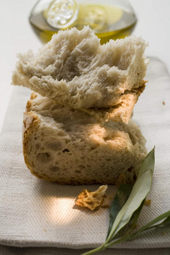 点心,面包,无人,竖图,俯视,室内,特写,白天,桌面,桌子,杯子,叶子,纺织品,阴影,反射,木制,布,影子,食用油,油,橄榄油,食品,面点,绿叶,织物,玻璃制品,食物,糕点,木制品,水杯,嫩叶,布匹,白面包,植物油,卡其布,叶,叶片,玻璃杯,彩图,高角度拍摄