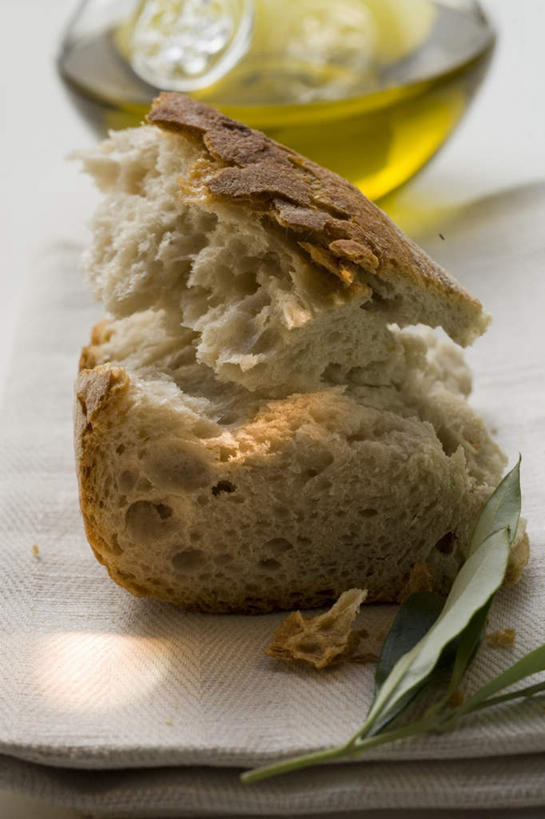 点心,面包,无人,竖图,俯视,室内,特写,白天,桌面,桌子,杯子,叶子,纺织品,阴影,反射,木制,布,影子,食用油,油,橄榄油,食品,面点,绿叶,织物,玻璃制品,食物,糕点,木制品,水杯,嫩叶,布匹,白面包,植物油,卡其布,叶,叶片,玻璃杯,彩图,高角度拍摄