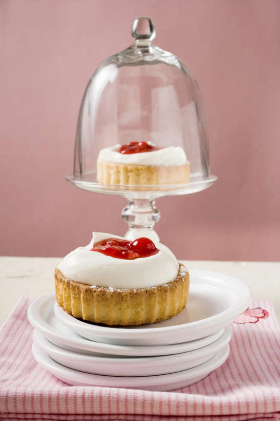 点心,无人,竖图,俯视,室内,特写,白天,下午茶,桌面,桌子,浆果,餐具,水果,纺织品,阴影,新鲜,反射,木制,布,碟子,盘,影子,灯笼果,生食,食品,甜点,甜品,果实,织物,蛋挞,食物,糕点,红色,盘子,木制品,碟,甜食,奶油,有机食品,绿色食品,布匹,乳制品,红醋栗,激凌,克林姆,淇淋,蛋塔,卡其布,醋栗,彩图,高角度拍摄