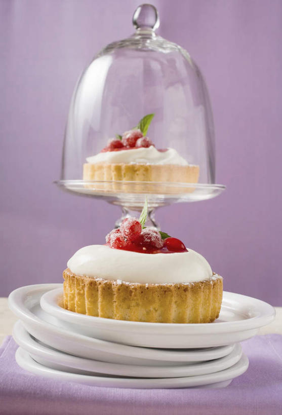 点心,无人,竖图,俯视,室内,特写,白天,下午茶,桌面,桌子,浆果,餐具,水果,纺织品,阴影,新鲜,反射,木制,布,碟子,盘,影子,灯笼果,生食,食品,甜点,甜品,果实,织物,蛋挞,食物,糕点,红色,盘子,木制品,碟,甜食,奶油,有机食品,绿色食品,布匹,乳制品,红醋栗,激凌,克林姆,淇淋,蛋塔,卡其布,醋栗,彩图,高角度拍摄