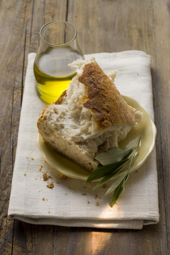 点心,面包,无人,竖图,俯视,室内,特写,白天,桌面,桌子,杯子,餐具,叶子,纺织品,阴影,反射,木制,布,碟子,盘,影子,食用油,油,橄榄油,食品,面点,绿叶,织物,玻璃制品,食物,糕点,一个,盘子,木制品,水杯,碟,嫩叶,单个,布匹,植物油,卡其布,叶,叶片,玻璃杯,彩图,高角度拍摄