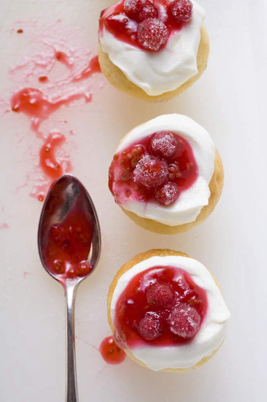 点心,无人,竖图,俯视,室内,特写,白天,白色背景,下午茶,桌面,桌子,浆果,水果,一排,阴影,新鲜,整齐,反射,木制,影子,勺子,灯笼果,调料,酱料,酱汁,生食,佐料,食品,甜点,甜品,果实,调味品,调味料,蛋挞,酱,食物,糕点,排列,三个,一个,木制品,调羹,汤匙,果酱,甜食,奶油,摄影,有机食品,绿色食品,影棚,单个,乳制品,队列,红醋栗,果子酱,激凌,克林姆,淇淋,蛋塔,醋栗,彩图,高角度拍摄,影棚拍摄,拍摄