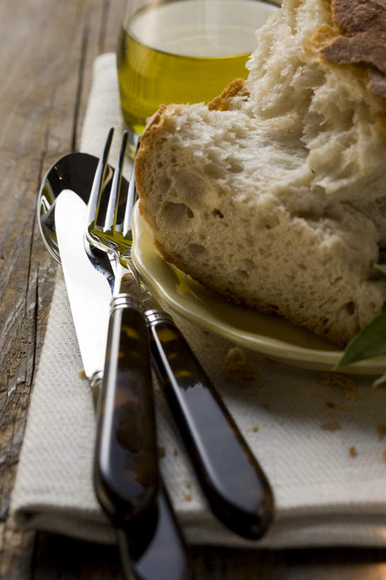 点心,面包,无人,竖图,俯视,室内,特写,白天,桌面,桌子,杯子,餐具,叶子,纺织品,阴影,反射,木制,布,叉子,刀叉,刀子,碟子,盘,影子,勺子,食用油,油,橄榄油,食品,面点,绿叶,织物,玻璃制品,食物,糕点,一个,盘子,木制品,水杯,调羹,碟,汤匙,嫩叶,单个,布匹,餐刀,餐叉,白面包,植物油,卡其布,叶,叶片,玻璃杯,进餐用具,彩图,高角度拍摄