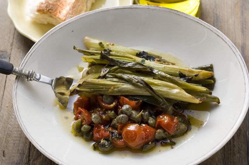 无人,横图,俯视,室内,特写,白天,烹饪,西餐,植物,桌面,桌子,蔬菜,西红柿,小番茄,洋葱,餐具,水果,阴影,新鲜,反射,木制,碟子,盘,影子,勺子,韭菜,料理,食品,草药,菜肴,美食,中药,食物,一个,盘子,木制品,调羹,碟,汤匙,西式,佳肴,有机食品,绿色食品,单个,玉葱,药材,中草药,起阳草,马槟榔,中药材,本草,韭,山韭,长生韭,马金囊,水槟榔,紫槟榔,马金南,山槟榔,太极子,屈头鸡,小西红柿,樱桃小番茄,珍珠小番茄,圆葱,樱桃番茄,洋葱头,圣女果,球葱,番茄,葱头,彩图,高角度拍摄