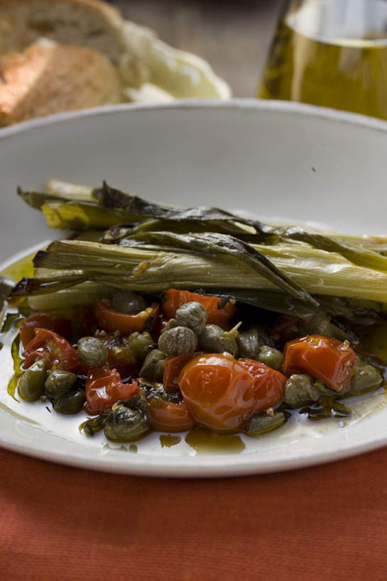 无人,竖图,俯视,室内,特写,白天,烹饪,西餐,植物,桌面,桌子,蔬菜,西红柿,小番茄,洋葱,餐具,水果,阴影,新鲜,反射,木制,碟子,盘,影子,韭菜,食用油,油,橄榄油,料理,食品,草药,菜肴,美食,中药,玻璃制品,食物,一个,盘子,玻璃瓶,木制品,瓶子,碟,西式,佳肴,有机食品,绿色食品,单个,玉葱,药材,中草药,起阳草,马槟榔,植物油,中药材,本草,韭,山韭,长生韭,马金囊,水槟榔,紫槟榔,马金南,山槟榔,太极子,屈头鸡,小西红柿,樱桃小番茄,珍珠小番茄,圆葱,樱桃番茄,洋葱头,圣女果,球葱,番茄,葱头,彩图,高角度拍摄