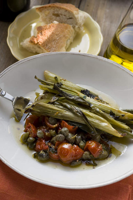 点心,面包,无人,竖图,俯视,室内,特写,白天,烹饪,西餐,植物,桌面,桌子,蔬菜,西红柿,小番茄,洋葱,餐具,水果,阴影,新鲜,反射,木制,碟子,盘,影子,韭菜,食用油,油,橄榄油,料理,食品,面点,草药,菜肴,美食,中药,玻璃制品,食物,糕点,盘子,玻璃瓶,木制品,瓶子,碟,西式,佳肴,有机食品,绿色食品,玉葱,药材,中草药,起阳草,马槟榔,植物油,中药材,本草,韭,山韭,长生韭,马金囊,水槟榔,紫槟榔,马金南,山槟榔,太极子,屈头鸡,小西红柿,樱桃小番茄,珍珠小番茄,圆葱,樱桃番茄,洋葱头,圣女果,球葱,番茄,葱头,彩图,高角度拍摄