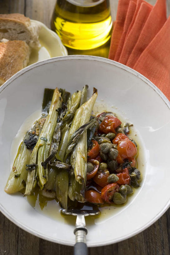 点心,面包,无人,竖图,俯视,室内,特写,白天,烹饪,西餐,植物,桌面,桌子,蔬菜,西红柿,小番茄,洋葱,餐具,水果,阴影,新鲜,反射,木制,碟子,盘,影子,勺子,韭菜,食用油,油,橄榄油,料理,食品,面点,草药,菜肴,美食,中药,玻璃制品,食物,糕点,盘子,玻璃瓶,木制品,瓶子,调羹,碟,汤匙,西式,佳肴,有机食品,绿色食品,玉葱,药材,中草药,起阳草,马槟榔,植物油,中药材,本草,韭,山韭,长生韭,马金囊,水槟榔,紫槟榔,马金南,山槟榔,太极子,屈头鸡,小西红柿,樱桃小番茄,珍珠小番茄,圆葱,樱桃番茄,洋葱头,圣女果,球葱,番茄,葱头,彩图,高角度拍摄