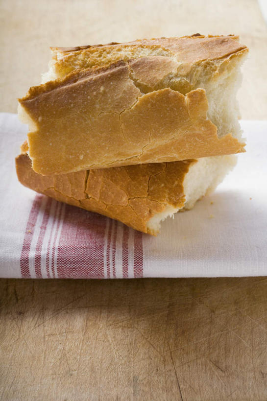 点心,面包,无人,竖图,俯视,室内,特写,白天,桌面,桌子,纺织品,一堆,阴影,堆叠,堆积,反射,木制,布,影子,食品,面点,织物,法国面包,食物,糕点,木制品,堆,法棍,布匹,长棍面包,法式长棍面包,卡其布,彩图,高角度拍摄