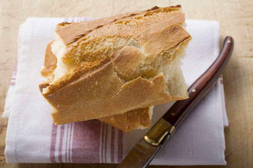 点心,面包,无人,横图,俯视,室内,特写,白天,桌面,桌子,餐具,纺织品,一堆,阴影,堆叠,堆积,反射,木制,布,工具,影子,食品,面点,刀具,织物,法国面包,食物,糕点,木制品,刀,堆,法棍,布匹,长棍面包,餐刀,法式长棍面包,卡其布,彩图,高角度拍摄