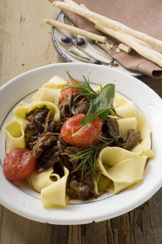 点心,面包,面食,面条,奶酪,意大利面,无人,竖图,俯视,室内,特写,白天,西餐,桌面,桌子,蔬菜,西红柿,餐具,叶子,纺织品,阴影,新鲜,反射,木制,布,碟子,盘,影子,面,肉,干酪,牛肉,起司,料理,食品,面点,绿叶,织物,芝士,营养,肉类,食物,糕点,盘子,木制品,碟,嫩叶,乳酪,西式,有机食品,绿色食品,布匹,迷迭香,乳制品,发酵,肉食,海洋之露,卡其布,叶,叶片,番茄,彩图,高角度拍摄