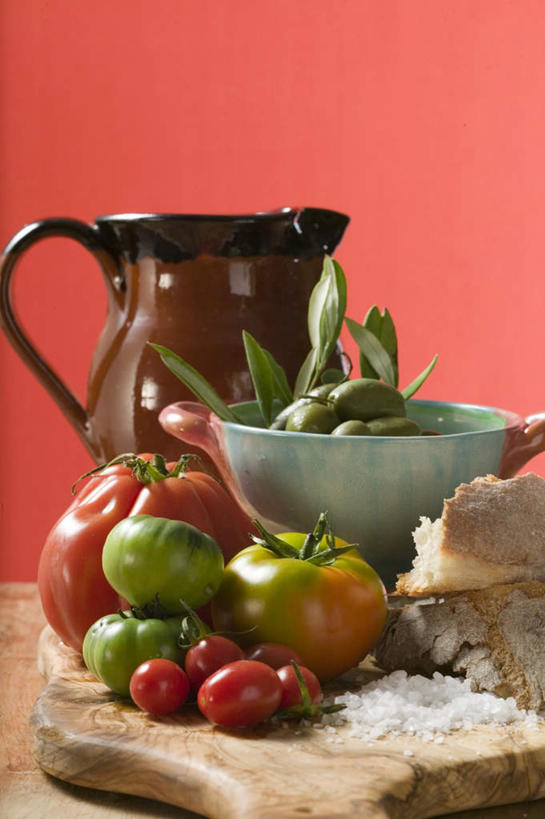 点心,面包,无人,竖图,俯视,室内,特写,白天,桌面,桌子,橄榄,蔬菜,西红柿,水果,叶子,阴影,红色背景,新鲜,反射,木制,粉末,罐子,影子,陶瓷,调料,食用油,盐,油,橄榄油,食品,面点,绿叶,案板,陶瓷制品,调味品,调味料,食盐,砧板,食物,糕点,一个,木制品,瓶子,容器,碗,嫩叶,粉,摄影,有机食品,绿色食品,影棚,单个,储藏,储存,植物油,粉状,粉剂,叶,叶片,青果,白榄,番茄,彩图,高角度拍摄,影棚拍摄,拍摄,贮存