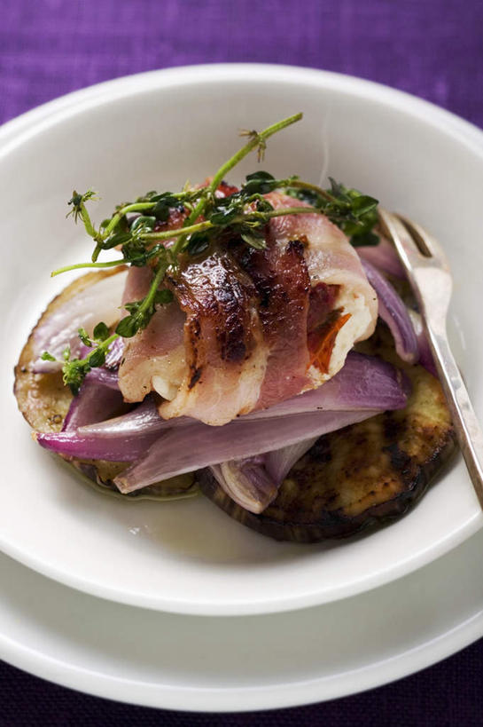 奶酪,无人,竖图,俯视,室内,特写,白天,烹饪,西餐,桌面,桌子,茄子,蔬菜,洋葱,餐具,叶子,阴影,新鲜,装饰,反射,木制,碟子,盘,影子,肉,干酪,起司,料理,食品,绿叶,芝士,营养,猪肉,菜肴,美食,肉类,食物,盘子,木制品,碟,嫩叶,乳酪,西式,摄影,佳肴,有机食品,绿色食品,影棚,华丽,修饰,点缀,乳制品,玉葱,发酵,肉食,山羊奶酪,豚肉,衬托,美观,雅致,雅观,叶,叶片,圆葱,洋葱头,球葱,落苏,酪酥,昆仑瓜,葱头,矮瓜,彩图,高角度拍摄,影棚拍摄,拍摄