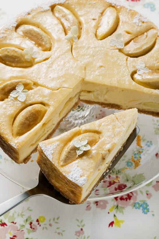 点心,奶酪,无人,竖图,俯视,室内,特写,白天,下午茶,桌面,桌子,苹果,餐具,水果,阴影,新鲜,反射,木制,布料,碟子,盘,影子,生食,干酪,起司,食品,果实,芝士,营养,布纹,桌布,食物,糕点,盘子,餐巾,木制品,碟,台布,乳酪,有机食品,绿色食品,乳制品,发酵,彩图,高角度拍摄,蛋糕