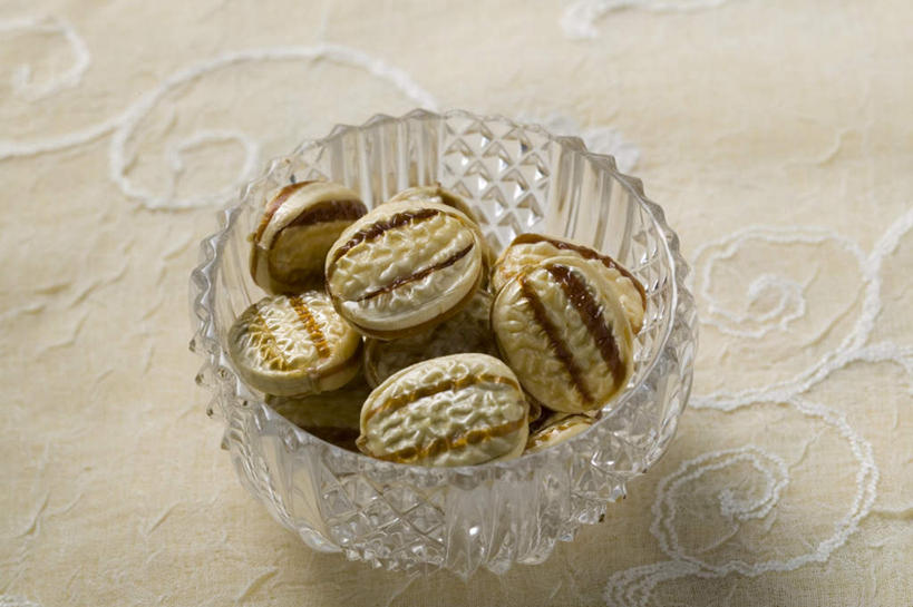 无人,横图,俯视,室内,特写,白天,桌面,桌子,玻璃,一堆,阴影,堆叠,堆积,反射,木制,布料,影子,食品,糖,糖果,甜点,甜品,布纹,玻璃制品,桌布,食物,一个,餐巾,木制品,容器,台布,碗,甜食,单个,储藏,堆,储存,硬糖,彩图,高角度拍摄,贮存