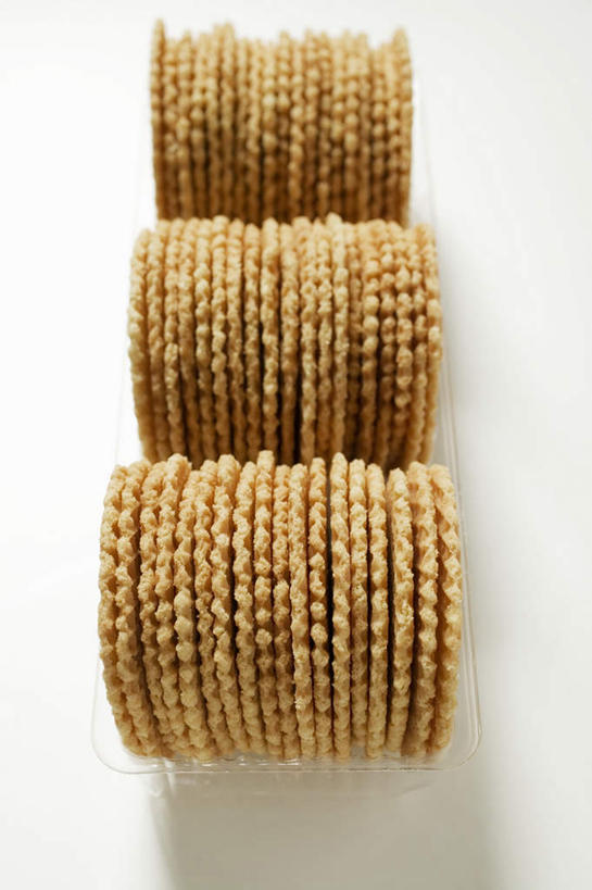 点心,无人,竖图,俯视,室内,特写,白天,白色背景,桌面,桌子,一排,许多,阴影,整齐,并列,并排,反射,木制,影子,食品,很多,食物,排列,木制品,饼干,零食,摄影,影棚,队列,平行,彩图,高角度拍摄,影棚拍摄,拍摄