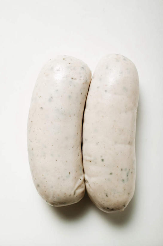 无人,竖图,俯视,室内,特写,白天,白色背景,桌面,桌子,一排,阴影,整齐,反射,木制,影子,肉,香肠,牛肉,腊肠,肉类,排列,白色,木制品,摄影,影棚,队列,肉食,彩图,高角度拍摄,影棚拍摄,拍摄