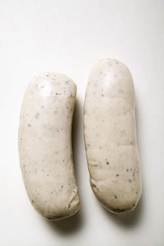 无人,竖图,俯视,室内,特写,白天,白色背景,桌面,桌子,一排,阴影,整齐,反射,木制,影子,肉,香肠,牛肉,腊肠,肉类,排列,白色,木制品,摄影,影棚,队列,肉食,彩图,高角度拍摄,影棚拍摄,拍摄