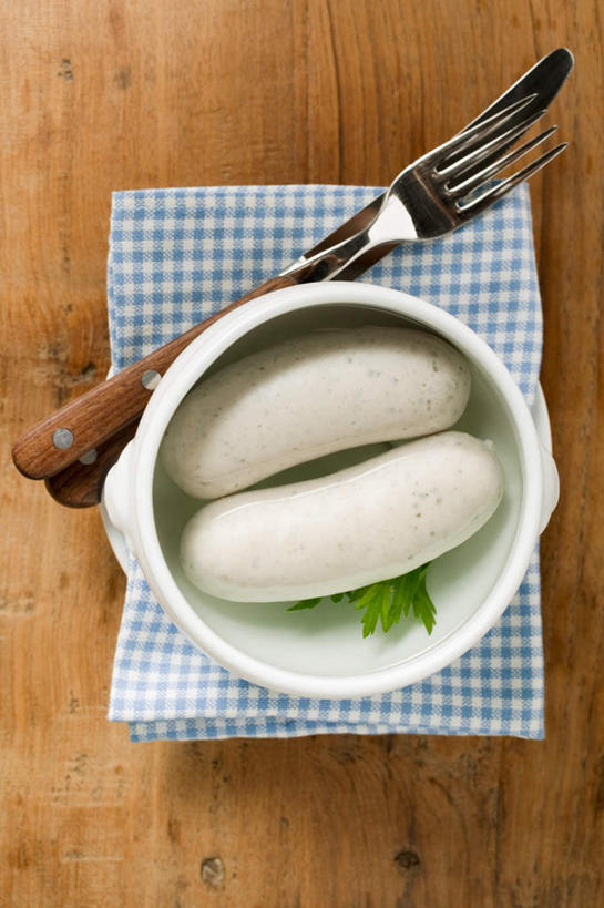 无人,竖图,俯视,室内,特写,白天,烹饪,西餐,桌面,桌子,餐具,叶子,纺织品,阴影,反射,木制,布,叉子,刀叉,刀子,影子,陶瓷,肉,汤,香肠,牛肉,料理,食品,绿叶,陶瓷制品,织物,腊肠,菜肴,美食,肉类,食物,一个,白色,木制品,容器,碗,嫩叶,西式,佳肴,单个,储藏,布匹,储存,餐刀,肉食,餐叉,卡其布,叶,叶片,进餐用具,彩图,高角度拍摄,贮存