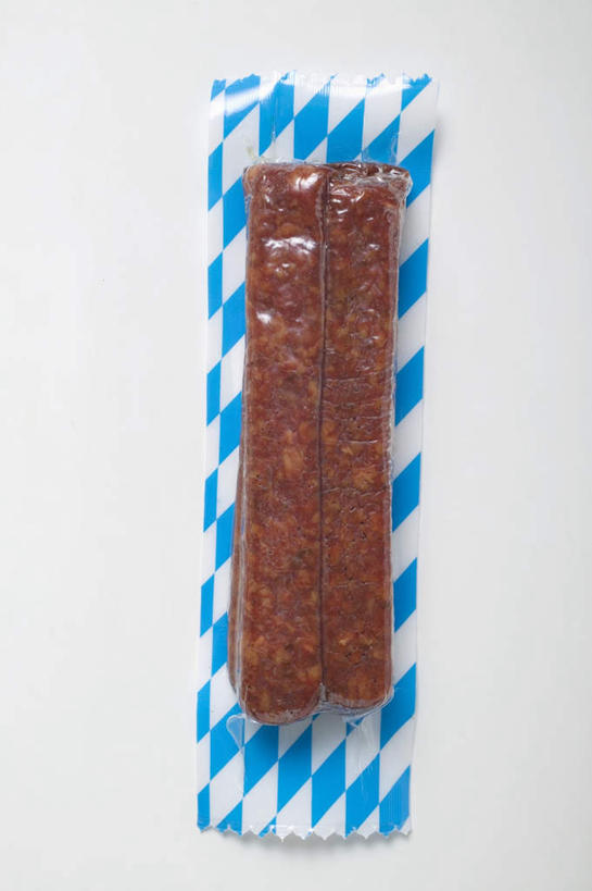 无人,竖图,俯视,室内,特写,白天,白色背景,桌面,桌子,阴影,反射,木制,包装,包装纸,影子,纸,肉,香肠,纸张,腊肠,猪肉,肉类,两个,红色,木制品,摄影,影棚,包装材料,牛皮纸,肉食,豚肉,彩图,高角度拍摄,影棚拍摄,拍摄