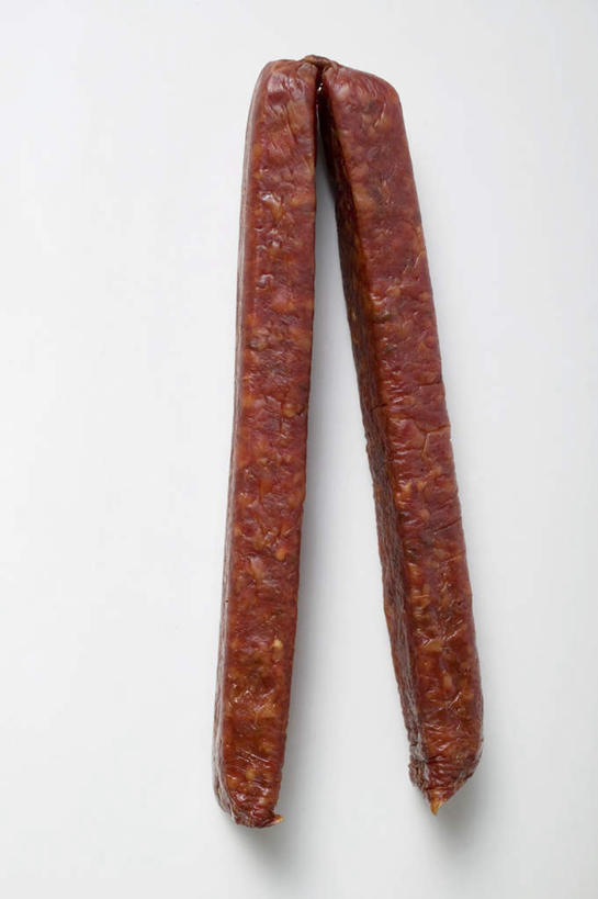 无人,竖图,俯视,室内,特写,白天,白色背景,桌面,桌子,阴影,反射,木制,影子,肉,香肠,腊肠,猪肉,肉类,两个,红色,木制品,摄影,影棚,肉食,豚肉,彩图,高角度拍摄,影棚拍摄,拍摄