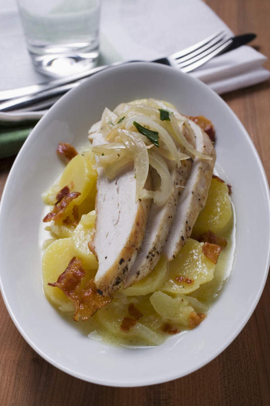 无人,竖图,俯视,室内,特写,白天,桌面,桌子,蔬菜,土豆,洋葱,杯子,餐具,纺织品,阴影,新鲜,反射,木制,布,叉子,刀叉,刀子,碟子,盘,影子,鸡肉,肉,生食,蔬菜沙拉,沙拉,食品,织物,色拉,猪肉,沙律,肉类,玻璃制品,食物,盘子,木制品,水杯,碟,有机食品,绿色食品,色拉酱,布匹,玉葱,餐刀,千岛酱,肉食,餐叉,豚肉,馍馍蛋,卡其布,玻璃杯,进餐用具,圆葱,洋芋,洋葱头,山药蛋,球葱,马铃薯,葱头,彩图,高角度拍摄