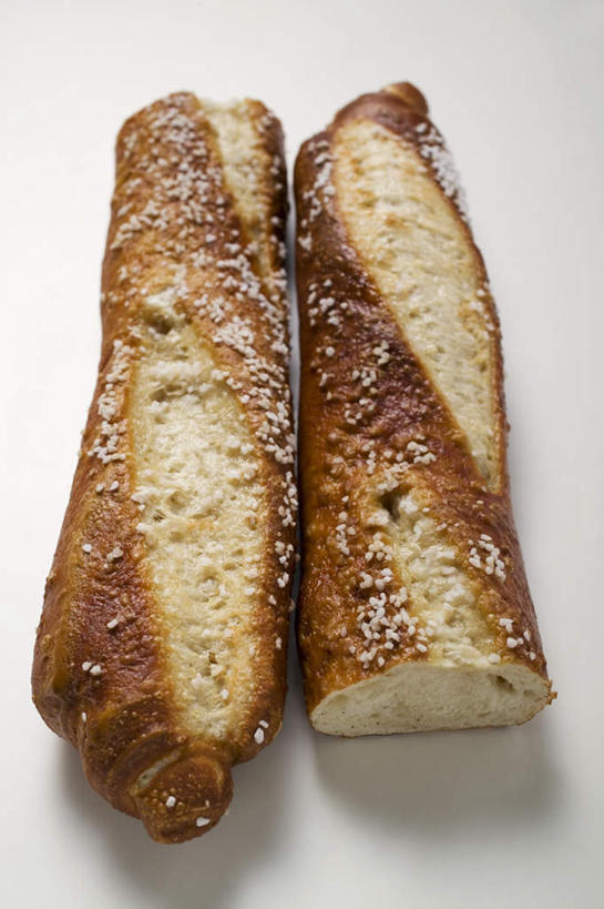 点心,面包,无人,竖图,俯视,室内,特写,白天,白色背景,桌面,桌子,阴影,反射,木制,影子,调料,盐,食品,面点,调味品,调味料,食盐,食物,糕点,木制品,摄影,影棚,白面包,彩图,高角度拍摄,影棚拍摄,拍摄