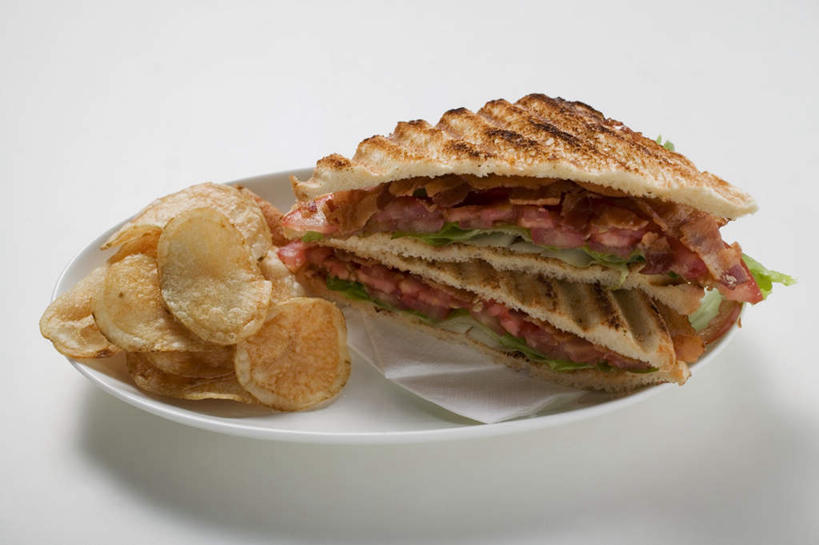 点心,面包,无人,横图,俯视,室内,特写,白天,白色背景,烹饪,西餐,桌面,桌子,蔬菜,餐具,阴影,新鲜,反射,木制,碟子,盘,影子,生菜,莴苣,肉,三明治,料理,食品,面点,薯片,猪肉,菜肴,美食,肉类,食物,糕点,一个,盘子,木制品,碟,快餐,零食,西式,摄影,佳肴,有机食品,绿色食品,影棚,单个,肉食,西式快餐,三文治,豚肉,春菜,鹅仔菜,莴仔菜,千金菜,叶用莴苣,彩图,高角度拍摄,影棚拍摄,拍摄