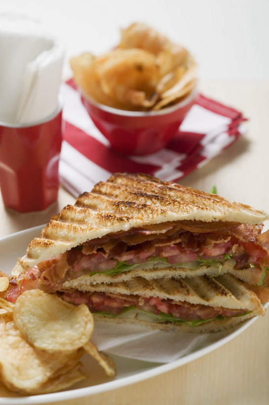 点心,面包,无人,竖图,俯视,室内,特写,白天,烹饪,西餐,桌面,桌子,蔬菜,杯子,餐具,纺织品,阴影,新鲜,反射,木制,布,碟子,盘,影子,陶瓷,生菜,莴苣,肉,三明治,料理,食品,面点,陶瓷制品,织物,薯片,猪肉,菜肴,美食,肉类,食物,糕点,一个,盘子,木制品,容器,纸制品,碟,碗,快餐,零食,西式,摄影,佳肴,有机食品,绿色食品,影棚,单个,储藏,纸杯,布匹,储存,一次性杯子,肉食,西式快餐,三文治,豚肉,春菜,鹅仔菜,莴仔菜,千金菜,叶用莴苣,卡其布,彩图,高角度拍摄,影棚拍摄,拍摄,贮存