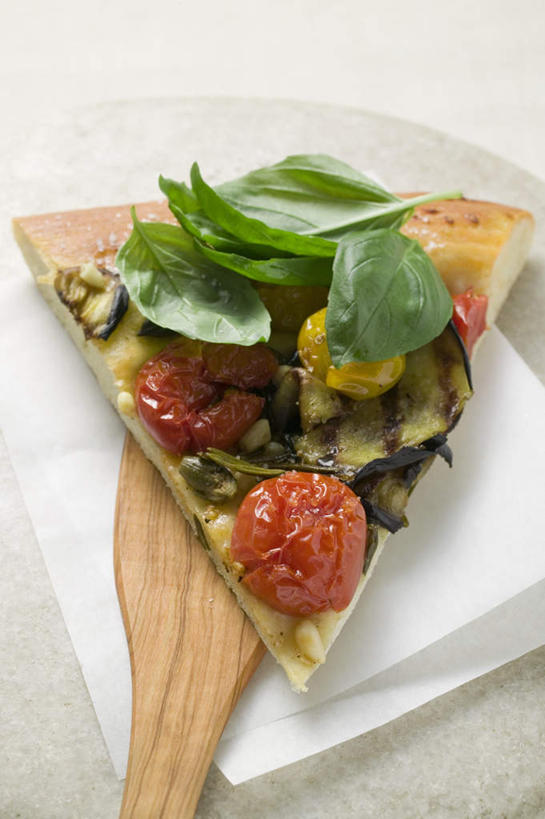 无人,竖图,俯视,室内,特写,白天,白色背景,烹饪,西餐,植物,桌面,桌子,茄子,蔬菜,西红柿,小番茄,叶子,阴影,新鲜,反射,木制,铲子,影子,香料,料理,食品,披萨,匹萨,绿叶,草药,案板,菜肴,美食,中药,砧板,食物,一个,木制品,快餐,香草,嫩叶,西式,摄影,佳肴,有机食品,绿色食品,影棚,单个,罗勒,比萨,紫苏,药材,中草药,西式快餐,垃圾食品,意大利薄饼,九层塔,圣约瑟夫草,甜罗勒,兰香,中药材,本草,小西红柿,樱桃小番茄,珍珠小番茄,叶,叶片,樱桃番茄,圣女果,落苏,酪酥,昆仑瓜,番茄,矮瓜,彩图,高角度拍摄,影棚拍摄,拍摄