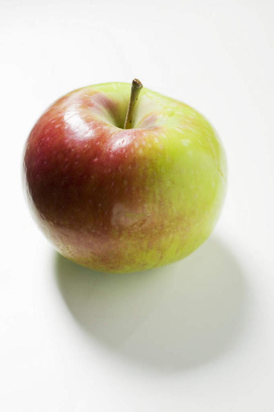 无人,竖图,俯视,室内,特写,白天,白色背景,水,桌面,桌子,苹果,水果,阴影,新鲜,反射,木制,液体,影子,水滴,生食,食品,果实,食物,一个,红色,绿色,木制品,摄影,有机食品,绿色食品,影棚,单个,彩图,高角度拍摄,影棚拍摄,拍摄