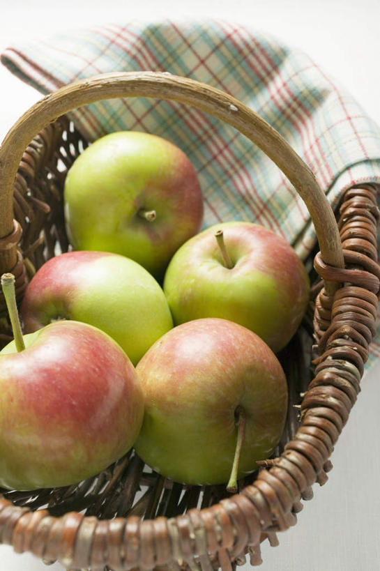 无人,交叉,竖图,俯视,室内,特写,白天,餐桌,桌子,竹子,苹果,水果,五个,许多,阴影,竹制,新鲜,编织,反射,篮子,影子,生食,食品,果实,食物,一个,红色,绿色,竹篮,有机食品,绿色食品,单个,餐台,竹条,交织,竹制品,穿插,彩图,高角度拍摄