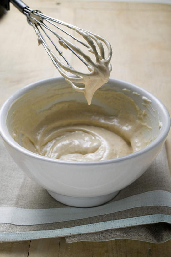 无人,竖图,俯视,室内,特写,白天,烹饪,餐桌,桌子,厨具,金属制品,阴影,朦胧,模糊,反射,金属,粉末,影子,陶瓷,面粉,陶瓷制品,粮食,两个,容器,打蛋器,搅拌器,碗,粉,餐台,储藏,农产品,储存,烹饪用具,原材料,粉状,手动打蛋器,烹调用具,烹调,彩图,高角度拍摄,贮存