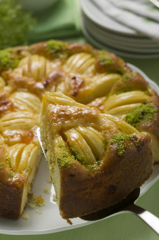 点心,无人,竖图,俯视,室内,特写,白天,下午茶,餐桌,桌子,苹果,餐具,水果,叶子,许多,切开,阴影,朦胧,模糊,新鲜,装饰,反射,叉子,刀叉,刀子,碟子,盘,影子,生食,食品,坚果,果实,绿叶,很多,食物,糕点,盘子,碟,干果,切,嫩叶,有机食品,绿色食品,餐台,华丽,修饰,点缀,无名子,配菜,开心果,餐刀,剖面,餐叉,切面,衬托,美观,雅致,雅观,胡棒子,绿仁果,叶,叶片,进餐用具,彩图,高角度拍摄,蛋糕