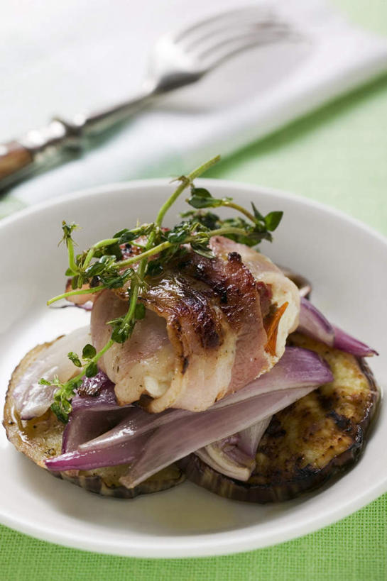 奶酪,无人,竖图,俯视,室内,特写,白天,餐桌,桌子,茄子,蔬菜,洋葱,餐具,一堆,绿色背景,阴影,堆叠,堆积,新鲜,反射,叉子,碟子,盘,影子,肉,干酪,起司,食品,芝士,营养,猪肉,肉类,食物,两个,盘子,碟,乳酪,摄影,有机食品,绿色食品,影棚,餐台,堆,乳制品,玉葱,发酵,肉食,餐叉,山羊奶酪,豚肉,进餐用具,圆葱,洋葱头,球葱,落苏,酪酥,昆仑瓜,葱头,矮瓜,彩图,高角度拍摄,影棚拍摄,拍摄